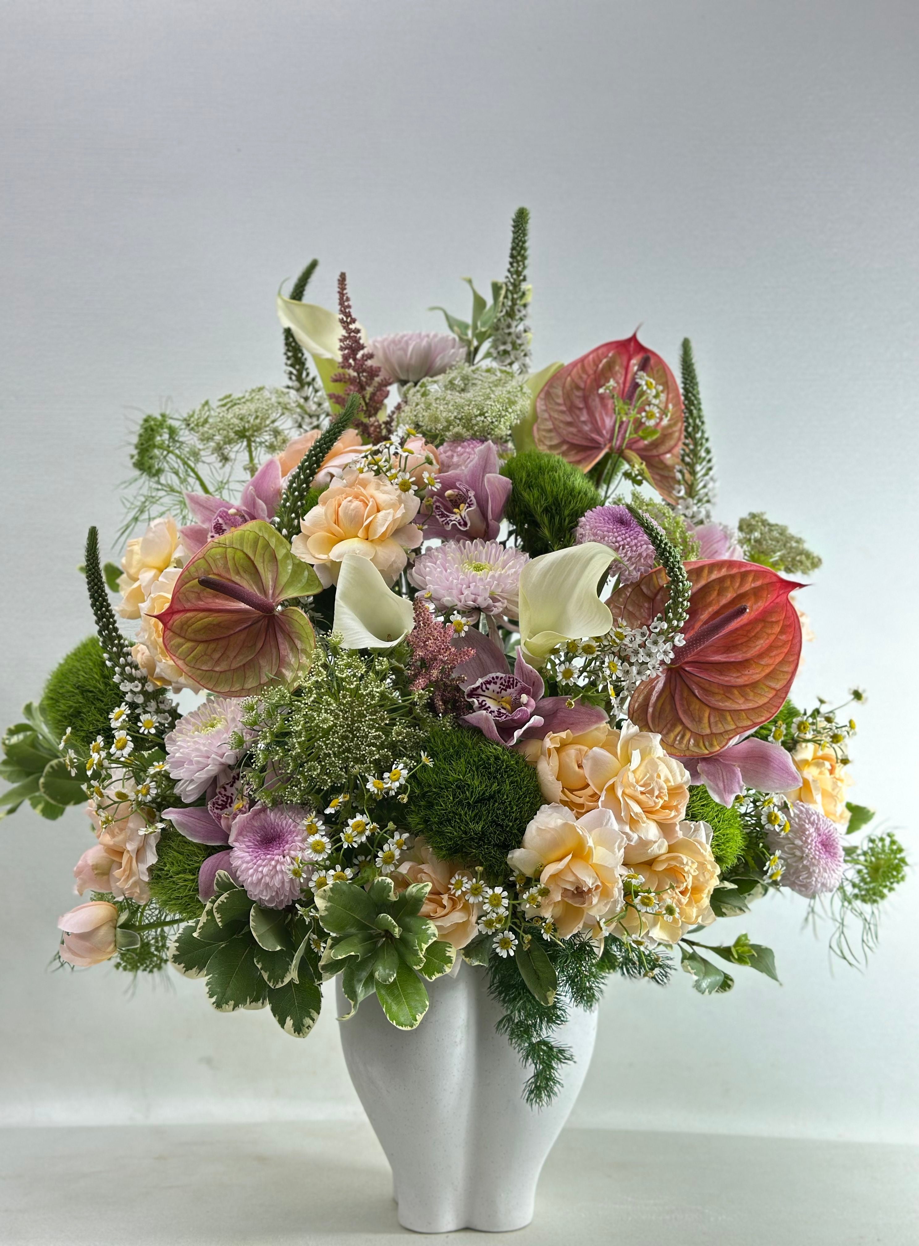 Stunning Arrangements: Lovingly crafted to suit any occasion, from celebrations to expressions of affection. Freshness Guaranteed: We select only the finest blooms to ensure maximum freshness and longevity.