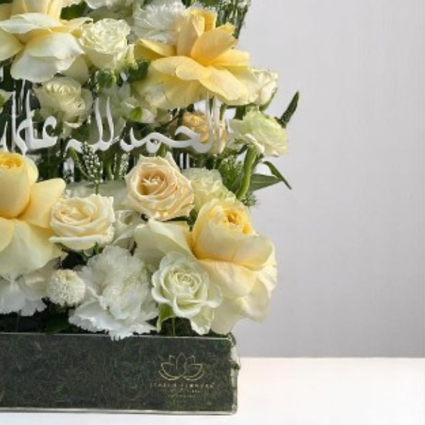 This bouquet is exquisitely designed by our expert florists, making it the perfect choice for special occasions. Order now and enjoy the beauty of our luxurious peach roses.